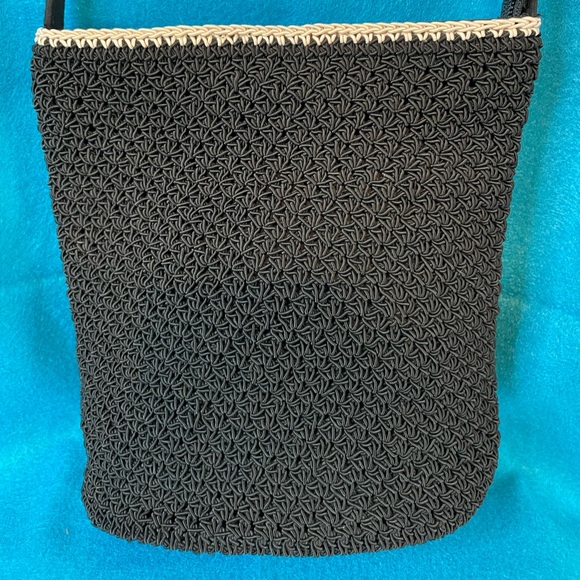 👝Liz Claiborne Villager Crochet Small Crochet Crossbody Bag. Black and Beige.👝 - Picture 3 of 9